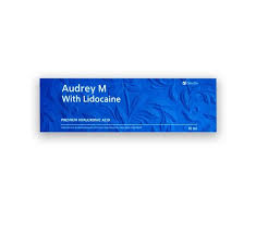 توضیحات محصول ژل فیلر اودری چیست؟ فیلر اودری (Audrey) یک فیلر ساخت کره‌ی جنوبی و تخصصی بر پایه‌ی هیالورونیک اسید غیرحیوانی کراس لینک شده با ایجنت BDDE است. این فیلر عمدتا برای اصلاح زوایای چانه، گونه و فک و همچنین برای اصلاح حجم لب‌ها مورد استفاده قرار می‌
